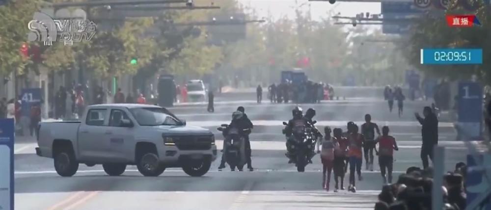 马拉松比赛被推_马拉松被人推到路边_马拉松被推到路边